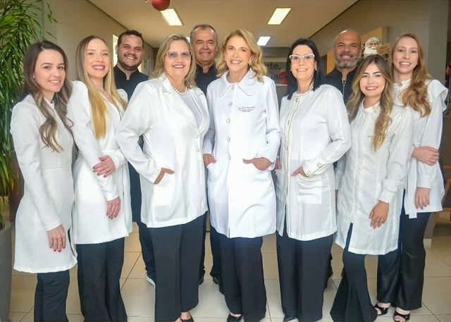 Equipe da Croorto Odontologia reunida na clínica, com dentistas e colaboradores