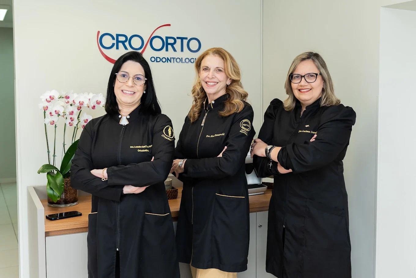 Da esquerda para a direita: Dra. Leandra C.S.F.P. Fernandes, Dra. Ilza M. Demarchi e Dra. Luciana Scaraboto na recepção da Croorto Odontologia