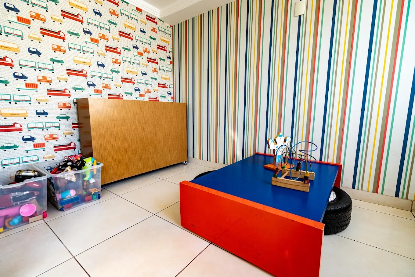 Espaço infantil da Croorto com brinquedos e papel de parede colorido