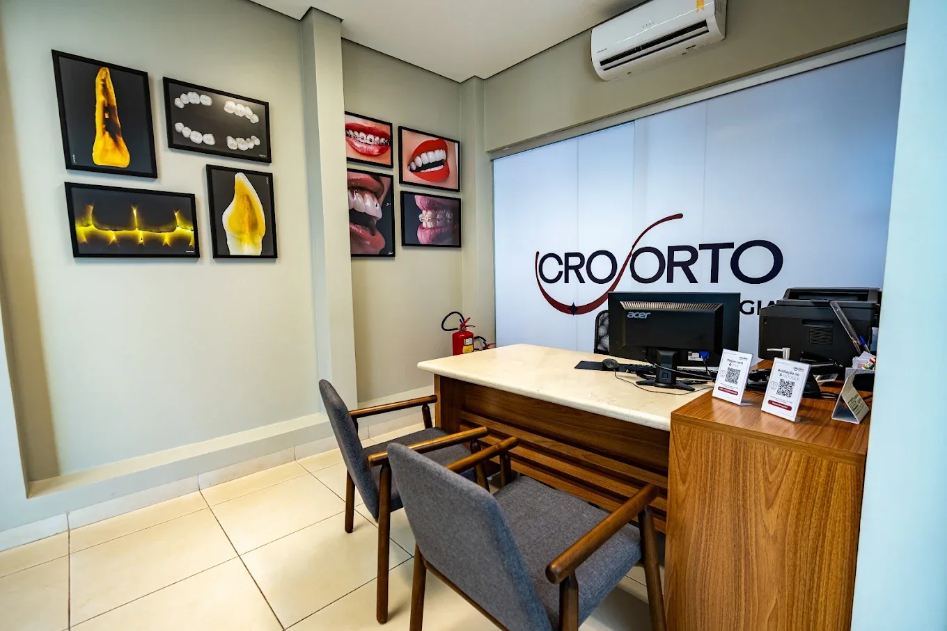 Recepção da Croorto Odontologia com quadros de odontologia na parede e o logotipo da clínica
